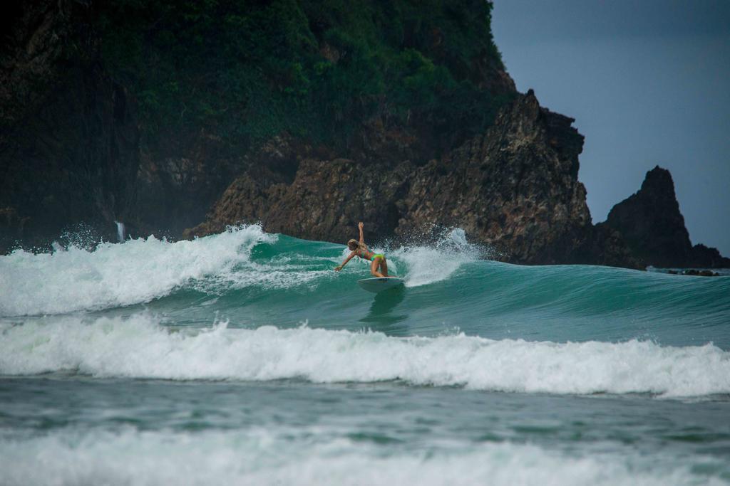 Mojosurf Camp Red Island Hotel Pasanggaran Exterior foto